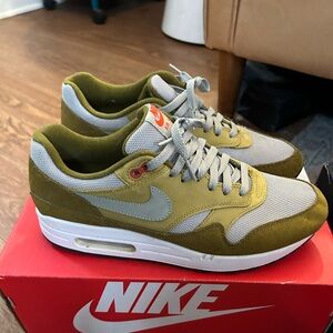 Nike Air Max 1 retro green curry
